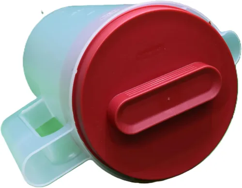 Vista 3 de Rubbermaid Jarra clásica de 1 galón con base transparente, tapa roja