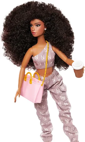 Vista 3 de Naturalistas Fashion Pack Coffee Casual Conjunto de 7 piezas y accesorios para muñecas Naturalistas de 11.5 pulgadas de alto, diseñado