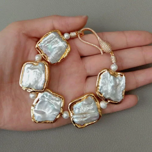 Vista 2 de Pulsera de perlas Keshi cuadradas blancas chapadas en oro #10868