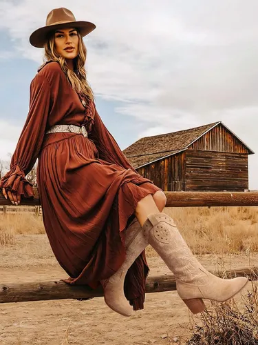 Vista 2 de SHIBEVER Botas vaqueras vaqueras para mujer bota de media pantorrilla con punta occidental con tacón grueso bordado de gamuza
