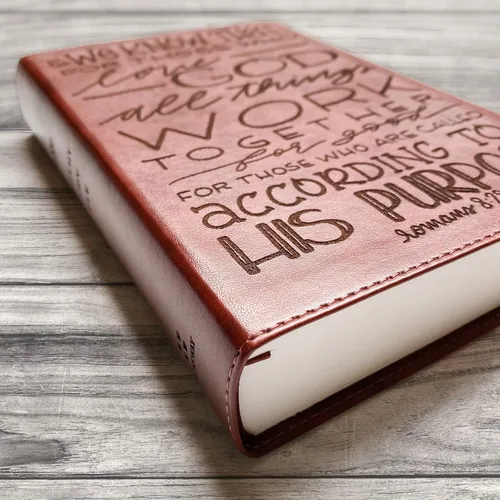 Vista 3 de JOY CREATIVE Biblia de estudio estudiantil ESV Personalizado con nombre El diseño personalizado está escrito a mano y grabado con láser Regalo