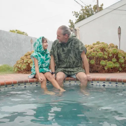 Vista 3 de COR Surf Poncho Toalla Cambiador Bata con Capucha y Bolsillo Frontal para Niños, También Funciona como Toalla de Playa y Manta - Kailua Knightrider