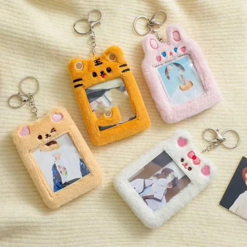 Vista 4 de Kawaii Bear Tiger Bunny - Soporte para tarjeta de fotos de felpa Kpop ID de crédito, tarjeta de autobús, funda protectora con colgante de foto (rosa)