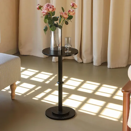 Vista 2 de MaxSmeo Mesa para Bebidas, Mesa Lateral Pequeña para Espacios Pequeños, Mesa Terminal Redonda Moderna con Pata de Madera Acanalada, Negro