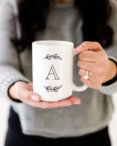 Vista 4 de The Cotton & Canvas Co. Manhattan Wreath - Taza de café personalizada con monograma inicial con letra A, taza de café de cerámica de porcelana. Para