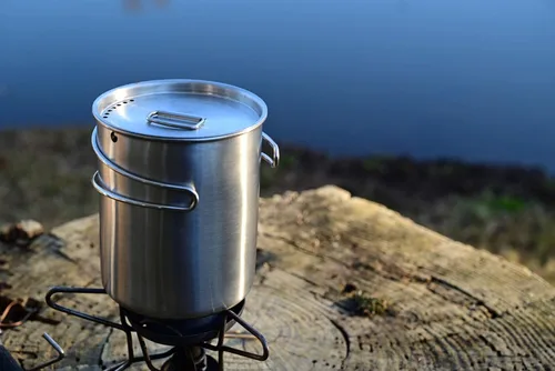 Vista 9 de Botella de agua de acero inoxidable Gearland con taza de camping anidada y tapa para bolsa de evacuación, equipo de supervivencia en la naturaleza