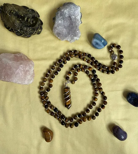 Vista 4 de Ojo de tigre - 108 Mala curativa mágica anudada hecha a mano con piedras preciosas 100% auténticas (0.315in), con colgante en espiral de ojo