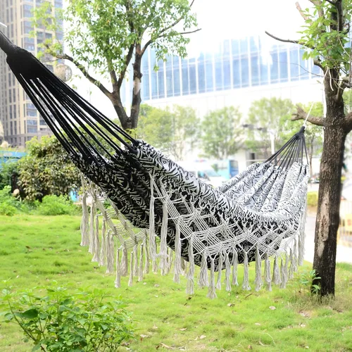 Vista 4 de Hamaca doble con flecos bohemios a rayas negras con flecos, cama colgante de tela de algodón suave para interiores y exteriores con cuerdas