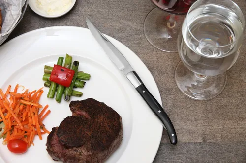 Vista 2 de Fortessa Cuchillo de carne dentado provenzal, 9.25 pulgadas, mango negro, juego de 6