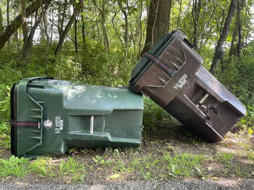 Vista 6 de Garbage Commander Correa de basura de alta calidad hecha en Estados Unidos, correa de seguridad ajustable para cubo de basura, material resistente