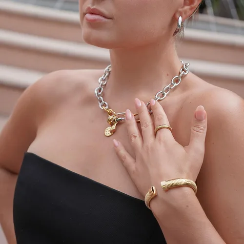 Vista 5 de CIUNOFOR Brazaletes chapados en oro de 14 quilates para mujer, pulsera elástica de espiga en capas de plata, brazalete de cadena de serpiente gruesa
