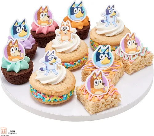 Vista 9 de DecoPac Bluey So Much Fun Anillos, 24 decoraciones para cupcakes con Bluey, Bingo, Bandit y Chilli, 3D seguros para alimentos, paquete de 24