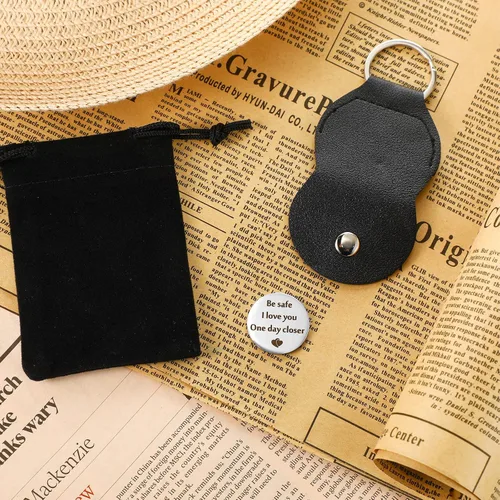 Vista 7 de Sureio Ficha de recuerdo de bolsillo para relaciones a larga distancia, recuerdo de acero inoxidable, regalo inspirador de doble cara con llavero