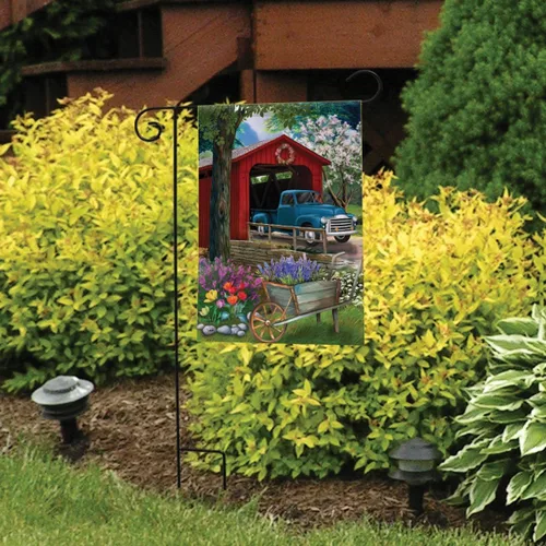 Vista 2 de Briarwood Lane - Bandera para el jardín de primavera con el puente en flor