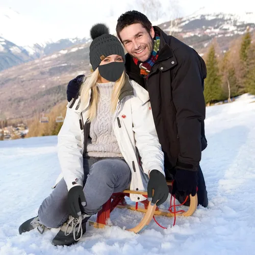 Vista 6 de URATOT Conjuntos de punto cálido de invierno, gorro de punto, bufanda, cubierta facial, guantes para pantalla táctil, para hombres y mujeres