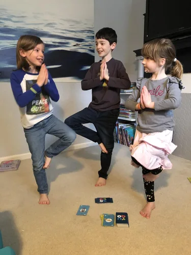 Vista 5 de Yugo Tarjetas de yoga para niños y familias, galardonadas, juego interactivo de cartas de yoga con posturas de yoga, equilibrio, movimiento