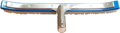 Vista 4 de Cepillo de piscina de 18 pulgadas (curvado) con parte trasera y mango de aluminio, cerdas de nailon, cuerpo de cepillo azul, cerdas transparentes