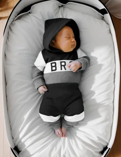 Vista 2 de Ropa de bebé niño de manga larga, sudadera con capucha con estampado de letras + pantalones de retazos, 2 piezas, trajes de otoño e invierno