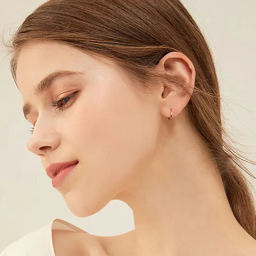 Vista 10 de Aretes de aro pequeños con relleno de oro de 18 quilates para mujeres y hombres, aretes de aro de tubo sin fin, ligeros y pequeños hechos a mano