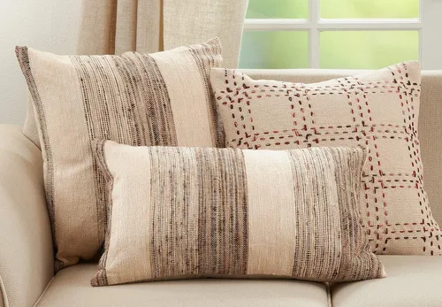 Vista 5 de SARO LIFESTYLE Isla Berry Design - Almohada de cuadros cosida con relleno de plumón, 20 x 20 pulgadas, natural
