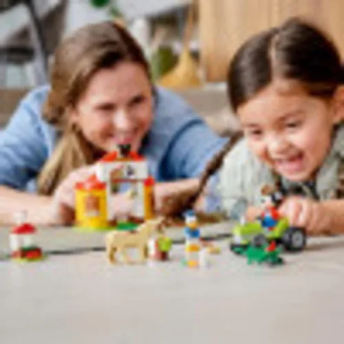 Vista 3 de LEGO Disney Mickey and Friends Mickey Mouse & Donald Duck's Farm 10775 Kit de construcción; un juego creativo para niños; nuevo 2021 (118 piezas)