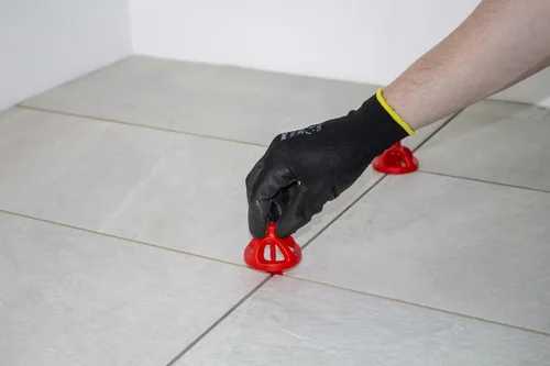 Vista 6 de Clips de base plana Cyclone de 3/32 pulgadas (0.079 in) – 2400 piezas – Espaciadores profesionales para azulejos, herramientas de azulejos