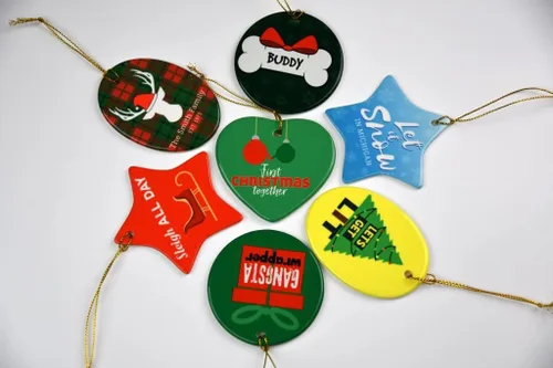 Vista 4 de Adorno familiar de Navidad, regalos de hija, hijo, adorno de círculo de cerámica de 3 pulgadas para colgar en el árbol – Día de la Madre