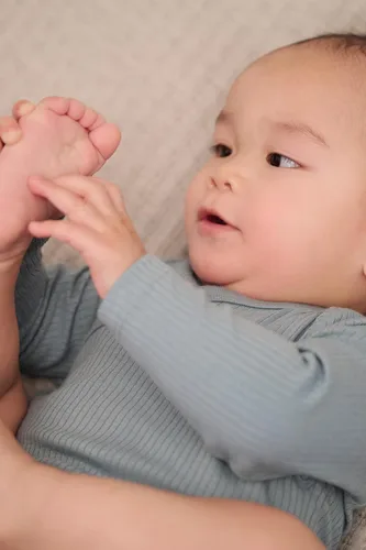 Vista 9 de MORI Body unisex de manga larga para bebé de viscosa de bambú y algodón orgánico, cómodo mameluco para niños y niñas