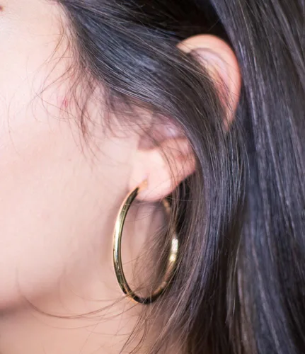 Vista 4 de Aretes de aro de oro amarillo de 14 quilates de 0.118 in de grosor con cierre de clic, (tubo de 0.118 in)