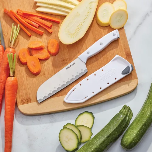 Vista 3 de Farberware Edgekeeper Cuchillo Santoku con triple remache con cubierta de hoja autoafilable, cuchillo de cocina de acero inoxidable de alto carbono