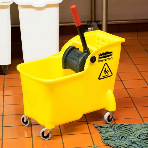 Vista 2 de Rubbermaid Commercial (FG738000YEL) combo de cubeta tándem y escurridor. Capacidad de 31 qt, 22.63 pulgadas de largo x 13.25 pulgadas de ancho x