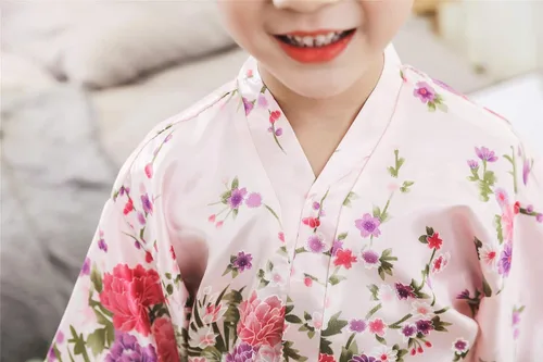 Vista 4 de Bata de kimono floral de flores de cerezo, bata de seda para fiesta nupcial, camisón para niñas
