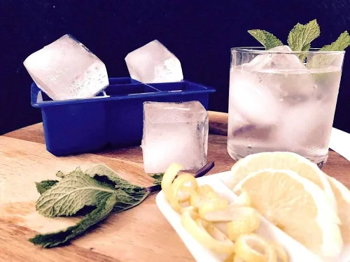 Vista 2 de Bandejas de silicona para cubitos de hielo de M. Gastro Kitchens, ahorra con nuestra economía, paquete de 4 cubos de hielo extragrandes, diseño