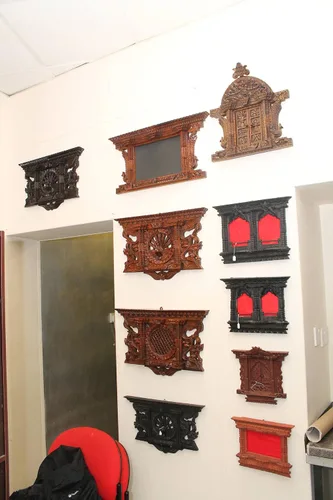 Vista 2 de Marco de ventana hecho a mano de madera maciza de pavo real de 21 pulgadas, escultura de pared Ankhi Jhyal, patrimonio mundial nepalí, antiguo