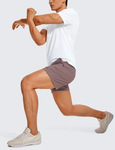 Vista 3 de CRZ YOGA Pantalones cortos de entrenamiento sin forro para hombre, ligeros, de secado rápido, para correr, deportes, gimnasio, con bolsillos