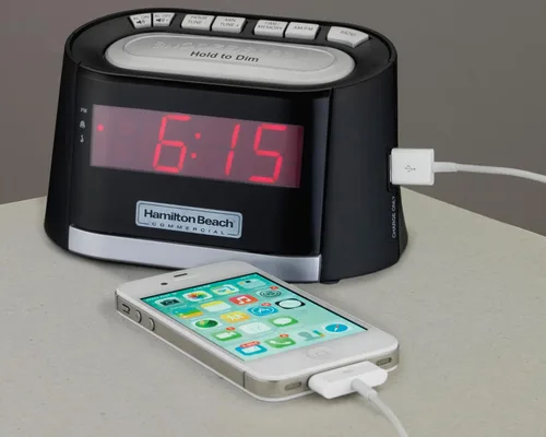 Vista 2 de Hamilton Beach Commercial Reloj de hospitalidad Radio Reloj despertador con puerto de carga de teléfono USB HCR410