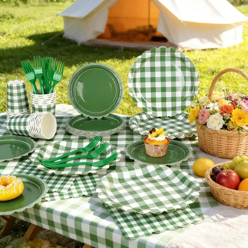 Vista 5 de Suministros de fiesta de cuadros verdes, incluyen platos de papel festoneado desechables de 9 y 7 pulgadas, servilletas, vasos, tenedores, manteles
