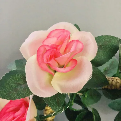 Vista 8 de Guirnalda de luces artificiales de vid de rosas de 7.5 pies, funciona con pilas, guirnalda de rosas para San Valentín, boda, dormitorio, fiesta