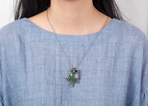 Vista 4 de Softones Collar de búho con cristales curativos para mujeres y hombres, collar de piedras preciosas de energía espiritual Reiki, juego de pulseras