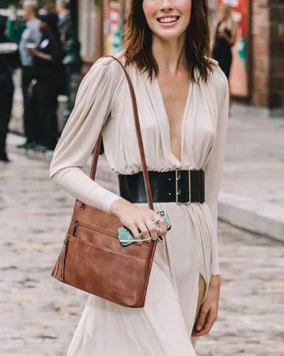 Vista 2 de MASINTOR Bolsos cruzados para mujer, bolso cruzado mediano ligero, bolsos de hombro de cuero suave para mujer con borla
