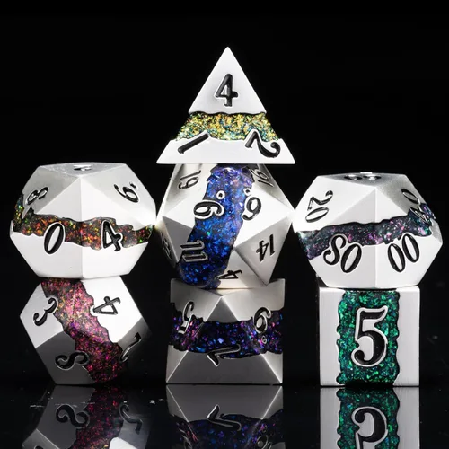 Vista 9 de Dados poliédricos DND de metal, juego de dados metálicos con purpurina a rayas grandes, juego de 7 dados plateados antiguos para juegos de rol