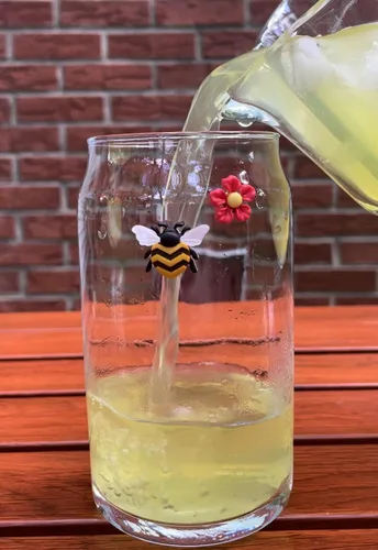 Vista 4 de Simply Charmed Dijes magnéticos para copa de vino con abeja, fresa y flores, juego de 6 divertidos marcadores de bebidas o identificadores