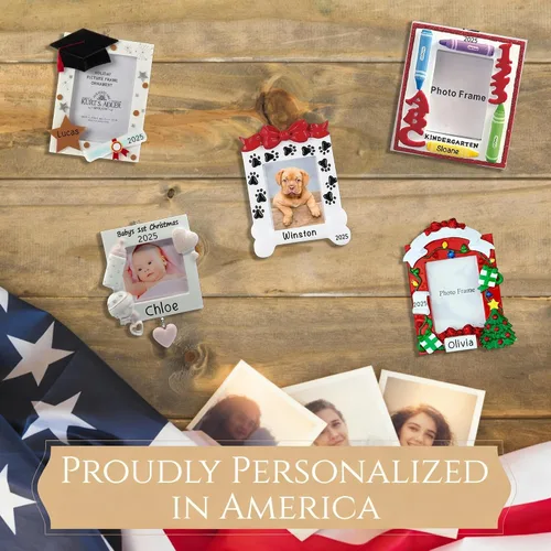 Vista 6 de Marco de fotos personalizado 2026 Adornos de Navidad preescolares personalizados las 24 horas para árbol Regalo de recuerdo personalizado