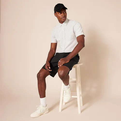 Vista 4 de Tienda Essentials Pantalón corto chino de 9 pulgadas y ajuste clásico para hombre