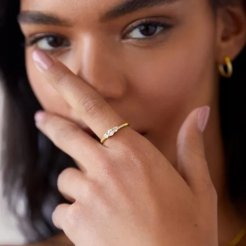 Vista 4 de PAVOI Anillo redondo de 3 piedras con circonita cúbica chapada en oro de 14 quilates, anillo de compromiso para mujeres y ella
