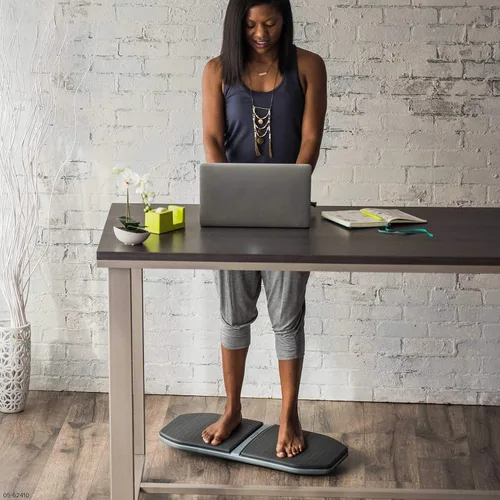 Vista 2 de Gaiam Base para computadoras/escritorios de pie Evolve, tabla de equilibrio antifatiga para oficina en casa, tabla de oscilación para fisioterapia