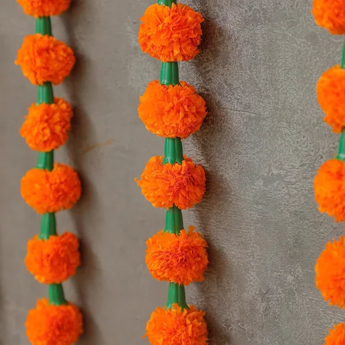 Vista 4 de Desi Favors Guirnaldas de caléndula naranja de 6 pies Guirnalda de flores artificiales Decoración de boda india Hosuewarming, guirnaldas