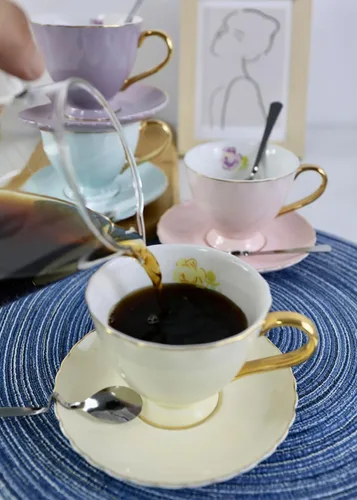 Vista 5 de Taza y platillo de café estilo europeo, juego de 4 tazas de café de porcelana para el hogar, cocina, fiesta de té (4 colores/juego surtido)