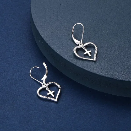 Vista 5 de Aretes de plata fina 925 en forma de corazón colgante para mujeres y niñas.