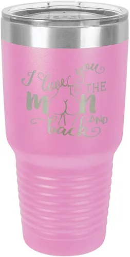 Vista 11 de Vaso negro de 30 onzas con popote y tapa superior deslizante con texto en inglés "I love you to the moon and back", color negro